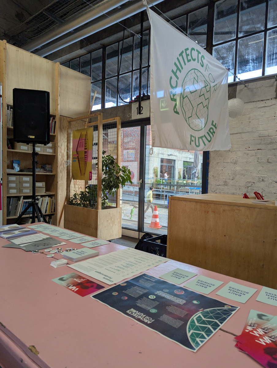 Infostand von Architects for Future Hamburg bei einer Diskussionsveranstaltung beim Women in Architecture Festival 2025