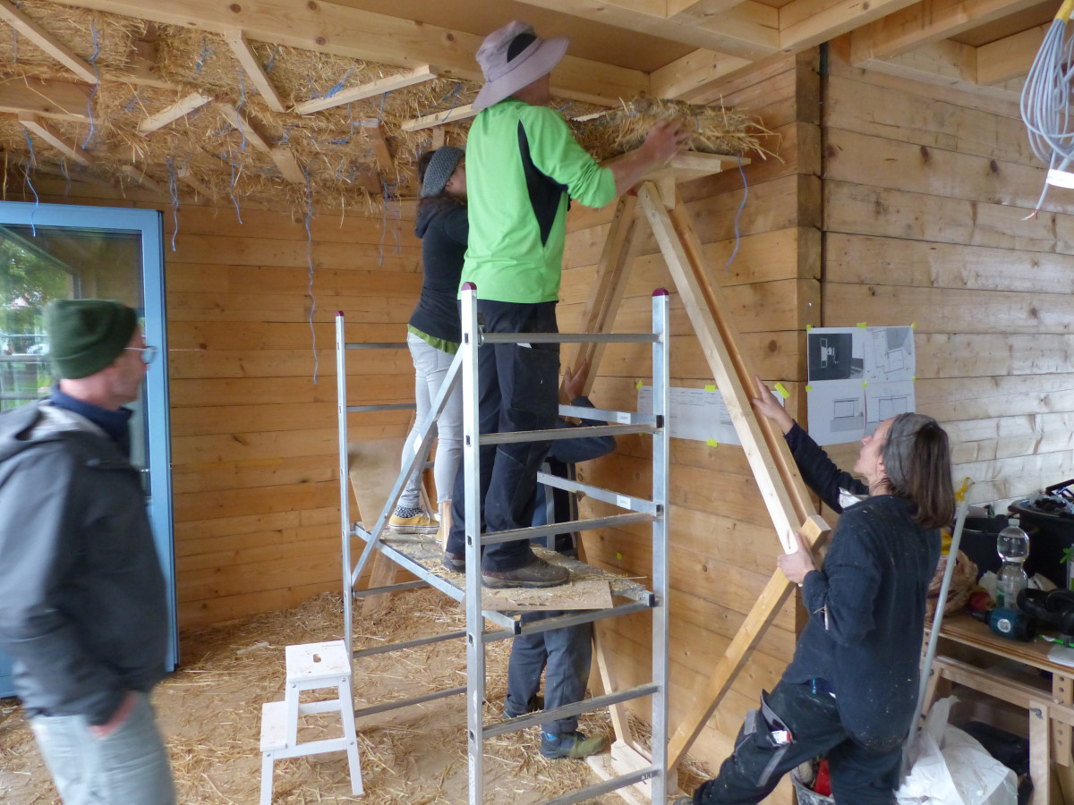 Kulturkiosk BauMit-Tage Strohballendämmung - spontane Werkzeug-Innovation :)