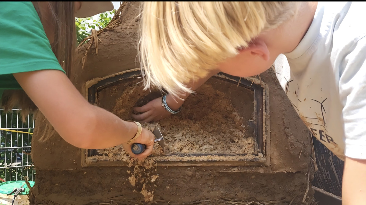 Primary school project: building a clay oven