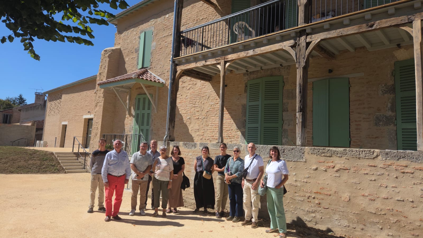 Une partie du groupe dans le parc de l'habitat, acces aux parties communes, privatives et parking.