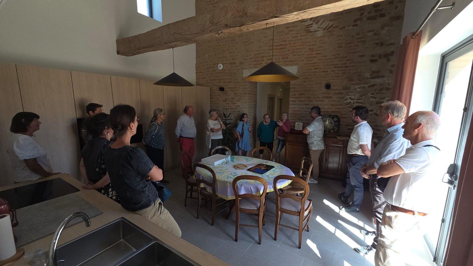 rencontre et echanges avec les habitantes dans la cuisine commune de l'habitat partagé