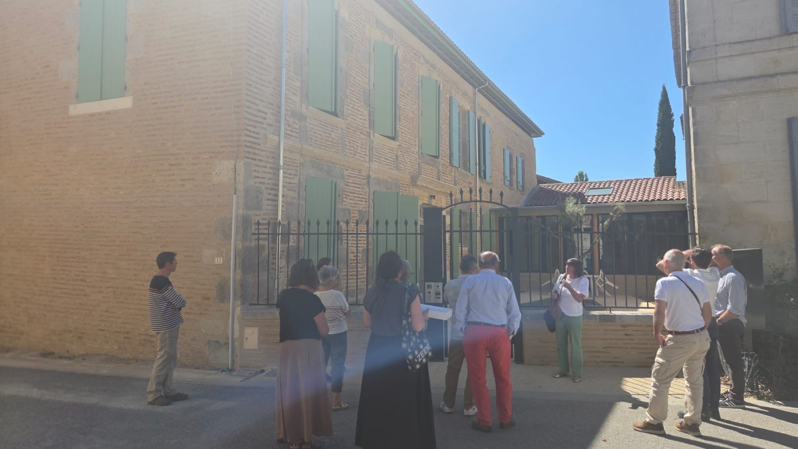 Présentation de l'entrée de l'habitat par la directrice de l'habitat partagé