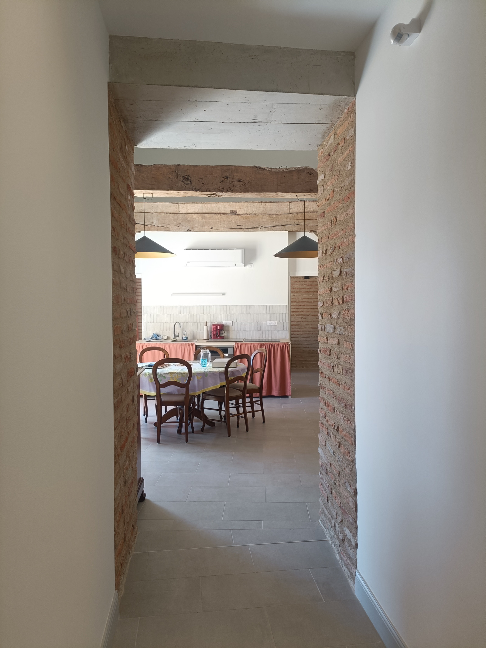 Couloir d'accès aux parties communes, dont la salle à manger et le salon