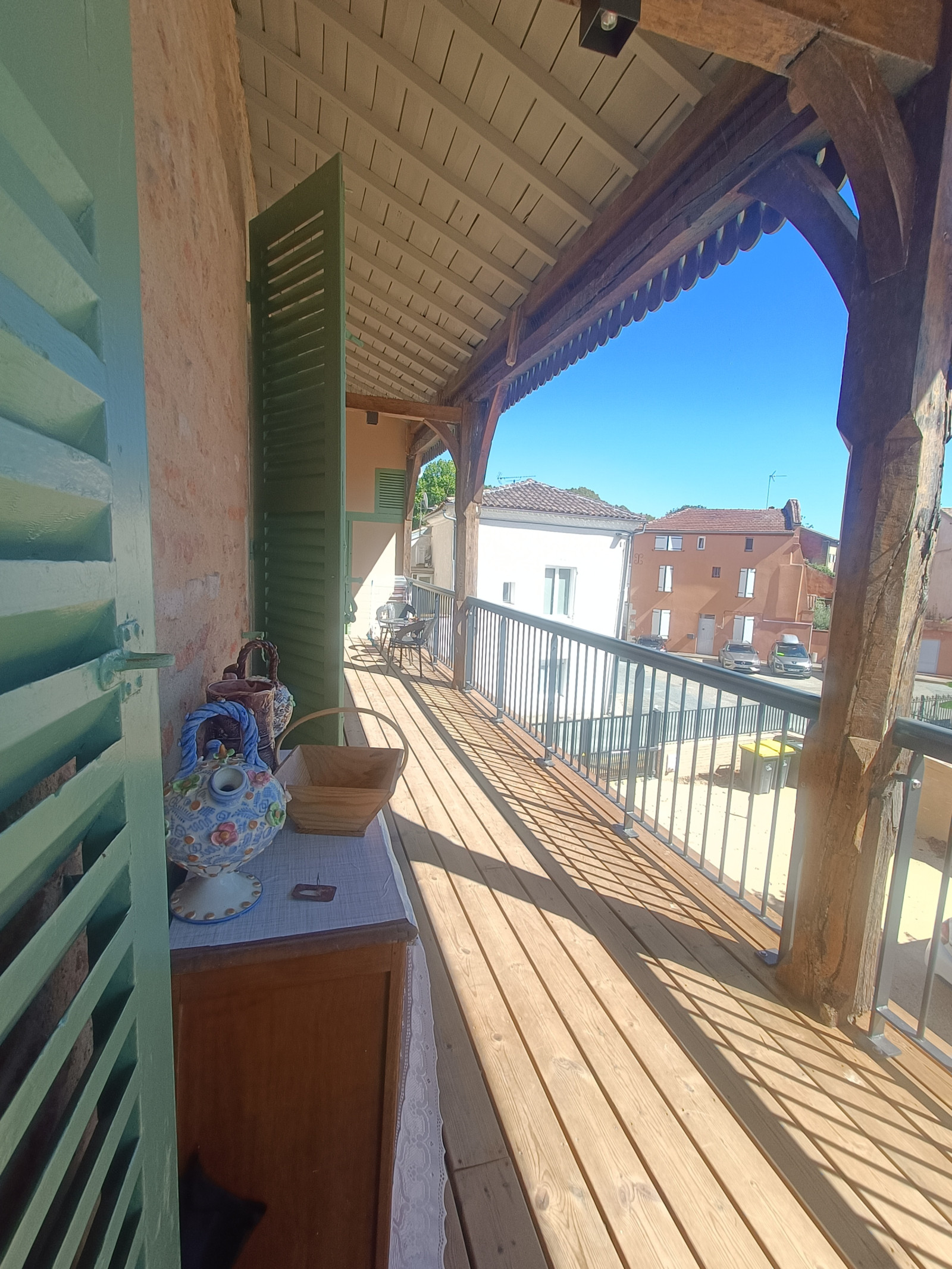 Balcon du premier étage, accès aux 3 chambres, donnant dans le parc de l'habitat